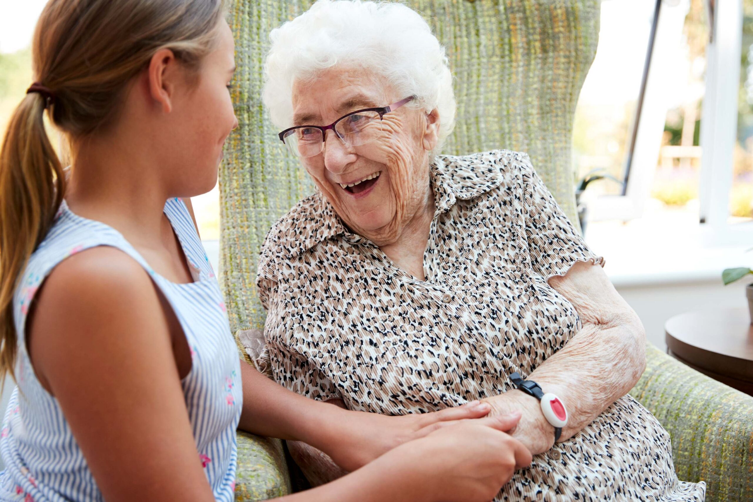 granddaughter-visits-grandmother